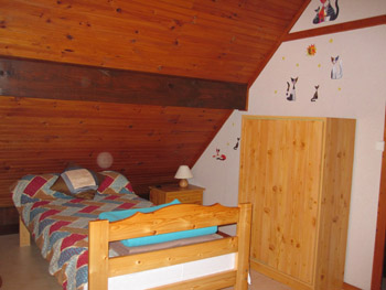 Chambre mansardée avec petits lits